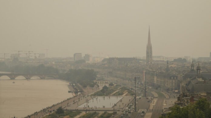 "J'ai passé la nuit à tousser" : sous les fumées des incendies, Bordeaux suffoque