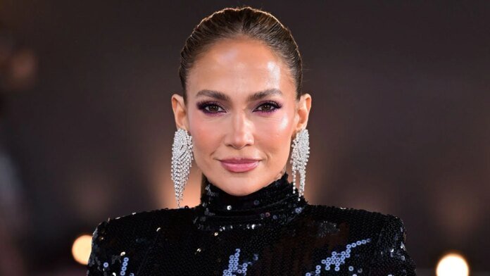 "Trois fois par semaine" : les exercices préférés de Jennifer Lopez pour venir à bout de la graisse abdominale après 50 ans