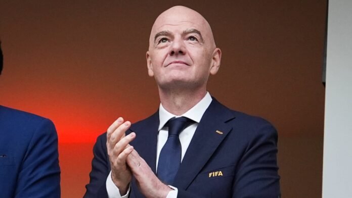 "Un système pourri jusqu'à la moelle", Javier Tebas accuse Gianni Infantino de "détruire le football"