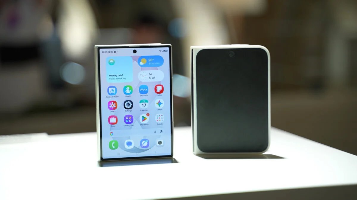 Le Galaxy Z Fold 8 de Samsung nous montre-t-il déjà l’écran de l’iPhone Ultra ? 1 samsung galaxy z fold 8 vs iphone ultra