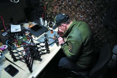 Dans une usine, non loin de Kharkiv et de la frontière russe, un technicien s\'attelle à la confection d\'un drone FPV destiné au front de Koupiansk.